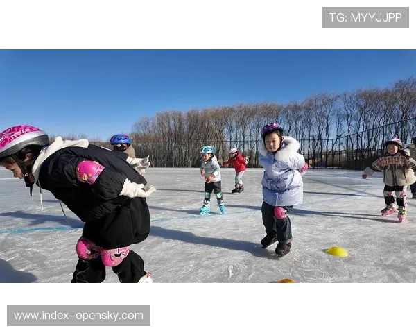 扎兰屯市冰场市民滑冰热情高，冰雪运动普及见成效