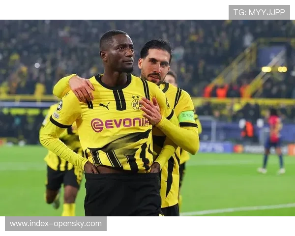 -吉拉西绝杀后滑跪庆祝，多特球员相拥怒吼-